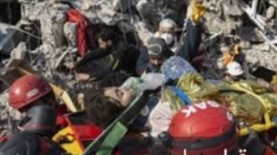 فريق إنقاذ بحريني ينجح في إنقاذ سيدة من تحت الأنقاض بتركيا