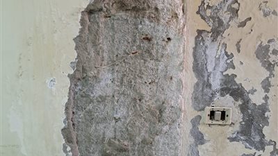 شروخ وتصدعات بإحدى المدارس يهدد حياة ٣٥٠٠ طالب