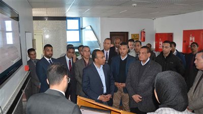 آمنة يتفقد غرفة العمليات وإدارتي الأزمات ونظم المعلومات والتحول الرقمي بالمنيا