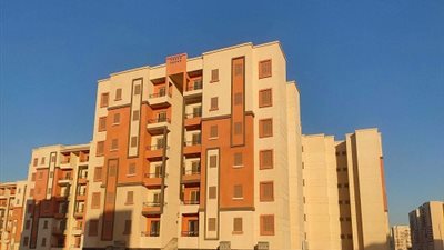 الحكومة تحسم الجدل بشأن إلغاء الدعم على وحدات سكن لكل المصريين