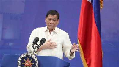 رئيس الفلبين يقول إن بلاده لن تتخلى عن شبر واحد من أراضيها