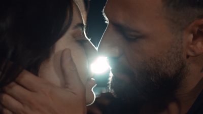 سر سقوط سارة أبي كنعان بسبب قبلة نيقولا معوض (فيديو)