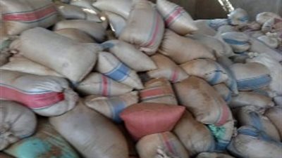 ضبط 40 طن أعلاف مجهولة المصدر في الشرقية