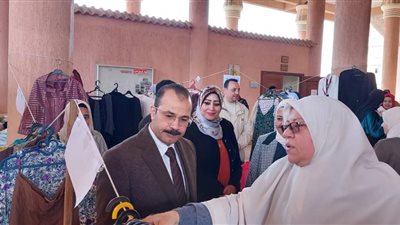 نائب رئيس جامعة بنها يفتتح معرض الملابس الخيرى لكلية التربية