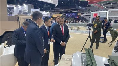 وزير الإنتاج الحربي يتفقد أجنحة عدد من الشركات بمعرض 