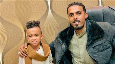 «طفل الجردل» عبد الله الكحلاوي يشتري سيارة «النترا» في أسوان 