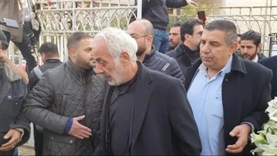 انهيار زوجة شادي زيدان أثناء تشييع جثمانه (صور)