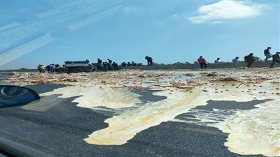 انقلاب سيارة نقل محملة بالبيض على الطريق الزراعي في القليوبية