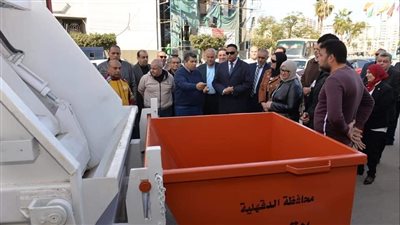 محافظ الدقهلية يتسلم الدفعة الأولى من معدات دعم منظومة النظافة