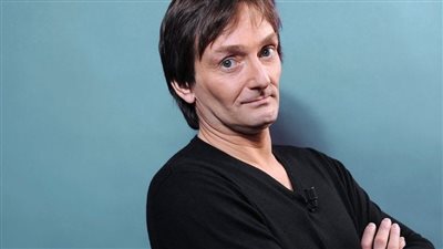 الفكاهي الفرنسي الشهير بيار بالماد يصاب بجلطة دماغية أثناء الإقامة الجبرية