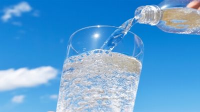 دراسة جديدة تكشف تأثير مفاجئ لـ المياه الغازية على هرمون الذكورة 