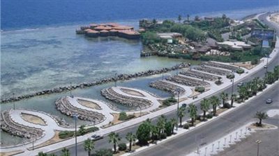 السعودية.. شاطئ السيف وجهة محبي الاسترخاء والمشي على الرمال الذهبية