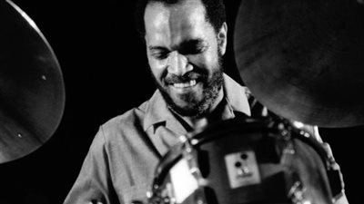 وفاة نجم موسيقى الجاز الأمريكي واين شورتر عن 89 عاما