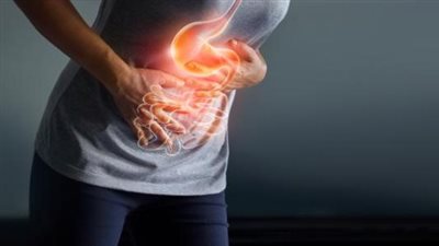  5 سلوكيات غذائية تسبب الشعور بحموضة المعدة