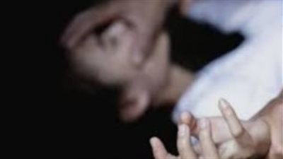 لم يرحم توسلاتها.. ذئب بشري يتعدى جنسيًا على صديقة ابنته بالفيوم 