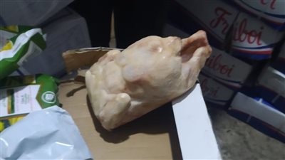 ضبط كمية كبيرة من الدواجن المجمدة منتهية الصلاحية قبل طرحها بأسواق الغربية