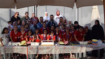 فتيات الأهلي يحتفلن بالتتويج بدوري براعم كرة الطائرة 