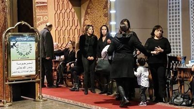 عزاء شريفة فاضل.. غياب نجوم الفن وانهيار أسرتها (صور)