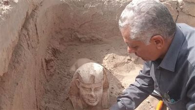 من هو أبو الهول المبتسم الذي اكشتفه علماء الآثار في مصر مؤخرًا؟