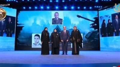 الرئيس السيسي يلتقط صورة تذكارية مع أمهات شهداء مثلث القيادة