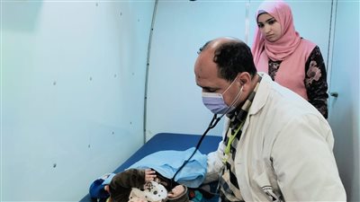 الكشف الطبي على1200 مواطن من أهالي قرية “ميت سراج” بقويسنا مجانا 