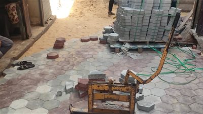 الوحدة المحلية بملوي بالمنيا تواصل تركيب بلاط الانترلوك بالشوارع الداخلية والفرعية