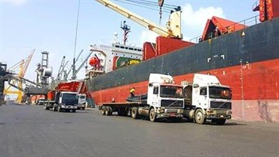 اليمن.. سائقو شاحنات النقل في الحديدة يشكون جبايات ونهب مليشيا الحوثي