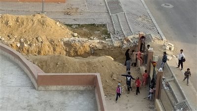 بالصور.. انهيار السور الحديدي بحضانة حي المخابرات في مدينة بدر