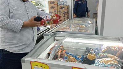 بالصور.. تورط هايبر ماركت شهير في بيع لحوم وسلع غذائية فاسدة بسوهاج