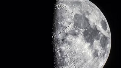 اتهامات لهواتف سامسونج بتزييف صور القمر