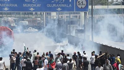 الشرطة الباكستانية تستخدم الغاز المسيل للدموع وسط اشتباكات مع أنصار عمران خان