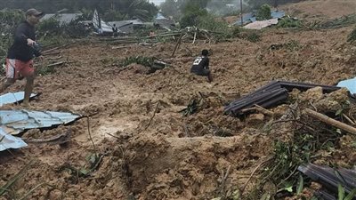 قتيلان و4 مفقودين جراء انهيار أرضي في إندونيسيا