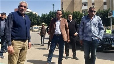 رئيس جهاز مدينة الشروق يتابع رصف الطرق الداخلية بالحي الثالث 