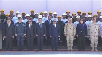  الرئيس السيسي يلتقط صورة تذكارية في افتتاح مصانع الأسمدة الأزوتية بالعين السخنة