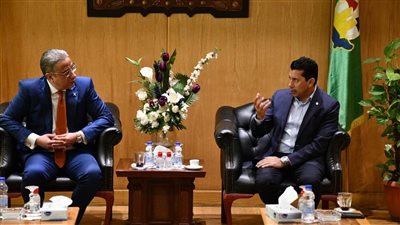 وزير الشباب والرياضة يزور الفيوم ويتفقد أحد مشروعات الطعام المتنقلة 