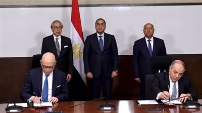  توقيع عقدى التزام لمشروعى تطوير ميناءى السخنة والدخيلة