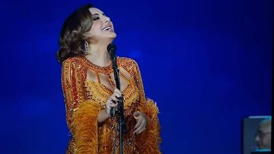 أبناء أنغام يفاجئونها بالورود في حفل «ليلة صوت مصر» بالسعودية (صور)