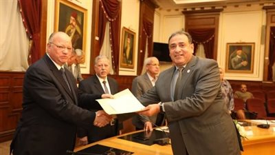 محافظ القاهرة يسلم 15 عقد تقنين أوضاع للمصانع والورش بمنطقة شق الثعبان