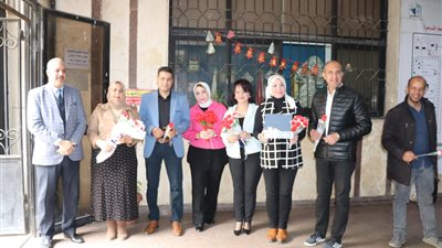 تعليم العاصمة تستقبل العاملين بالديوان بالورود بمناسبة عيد الأم