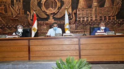 محافظ الغربية يبحث مع رؤساء المدن تطبيق نظومة تراخيص المحال العامة