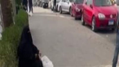 طلعت نصابة وعليها أحكام.. ضبط سيدة تستجدي المارة بحيلة جهنمية بالقاهرة الجديدة 