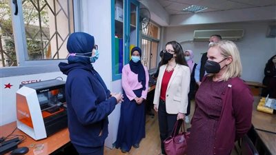 زيارة نائب السفير الأمريكى وعدد من المسؤولين لمدرسة المتفوقات للعلوم والتكنولوجيا 