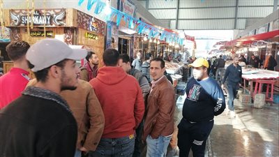 إقبال على سوق الأسماك في بورسعيد بثالث أيام شهر رمضان
