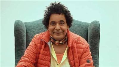 حذاء «فردة وفردة».. محمد منير يثير سخرية «السوشيال ميديا» (صور)