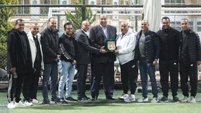  مصيلحى يكرم إمام محمدين رئيس قطاع الناشئين لكرة القدم السابق
