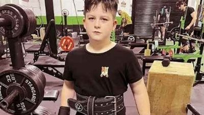 قوة أسطورية.. طفل بريطاني عمره 10 سنوات يرفع 115 كيلوجراما