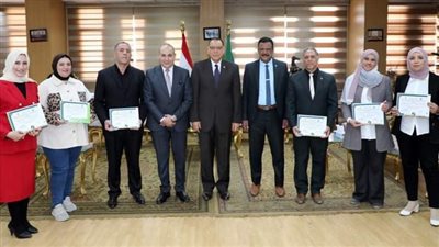 محافظ الشرقية يكرم الأطباء البيطريين بعد حصولهم على دورة مكافحة إنفلونزا الطيور