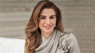 لجلساتك الرمضانية.. إطلالات أنيقة وراقية مع الملكة رانيا