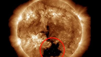 ثقب فضائي عملاق يخترق الشمس وتلك هي النتيجة! 