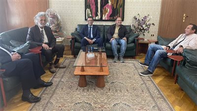 سر زيارة نقيب الأطباء لـ خالد البلشي في مكتبه بنقابة الصحفيين